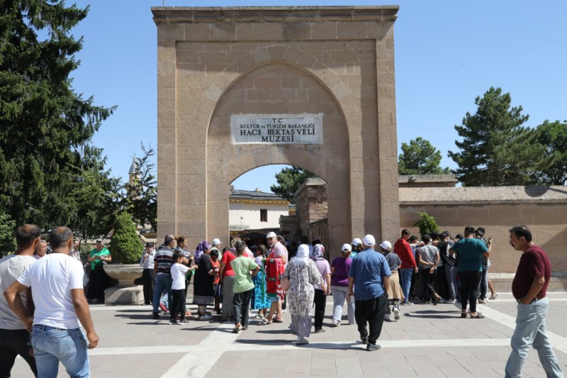 Kutsal kabul edilen mekanlarda yoğunluk yaşanıyor