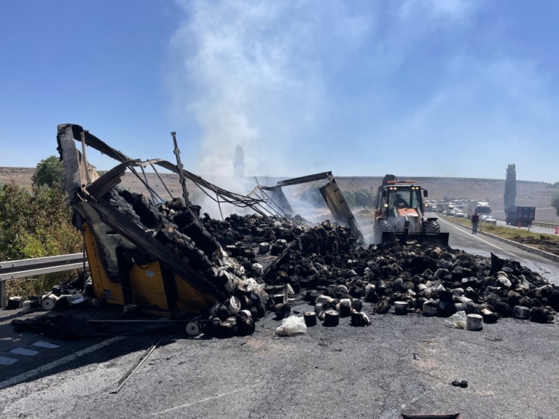 İplik yüklü tırda çıkan yangın hasara yol açtı