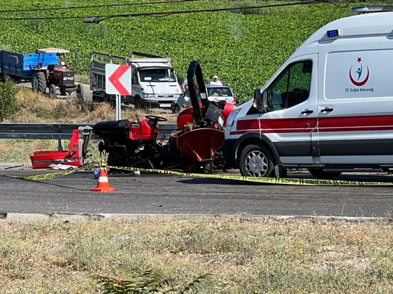 Tır ile çarpışan traktörün sürücüsü hayatını kaybetti