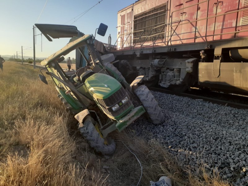 Tren hemzemin geçitte traktöre çarptı, 1 kişi yaralandı