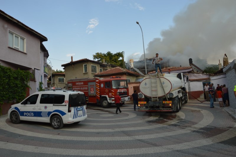 Metruk evde çıkan yangın söndürüldü