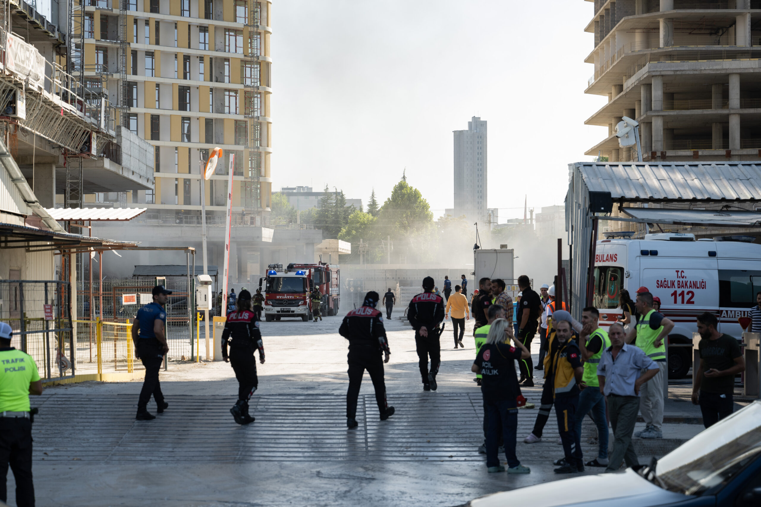 Bir sitenin inşaat halindeki blokunun çatısında yangın çıktı