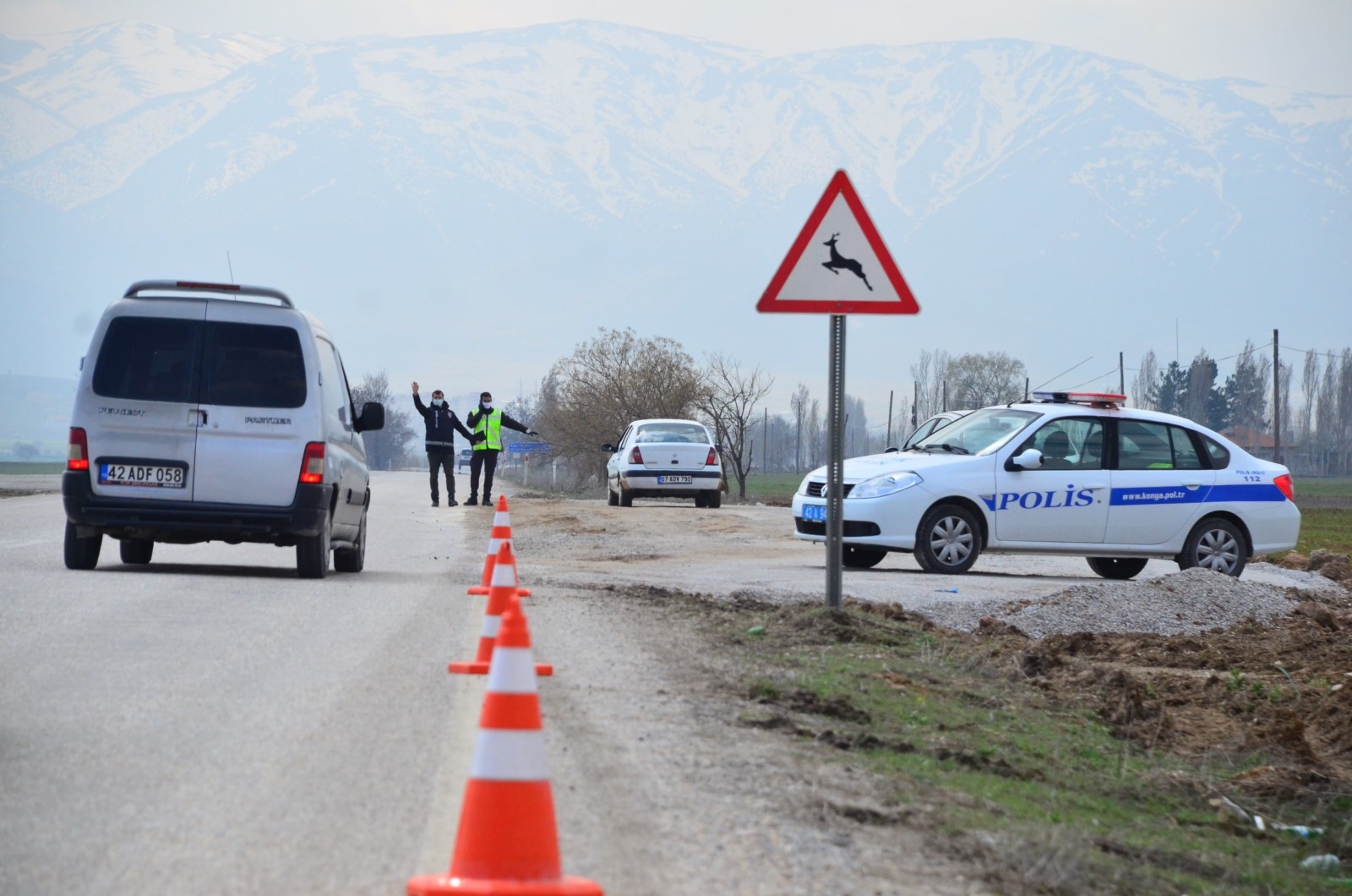 Polisler ateş ölçümü yaptı, uyarılarda bulundu