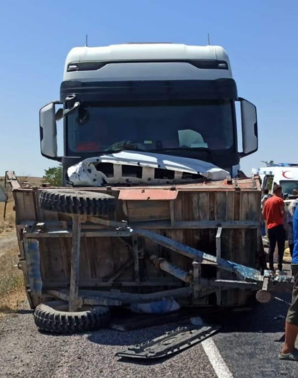 Tır ile traktör çarpıştı, 1 kişi öldü, 1 kişi yaralandı