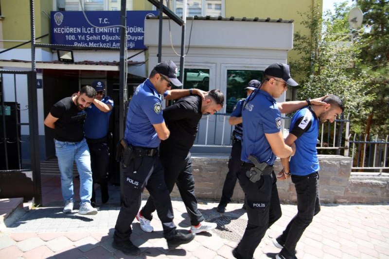 Kaza yapan aracın sürücüsünü silahla tehdit eden 3 şüpheli gözaltına alındı