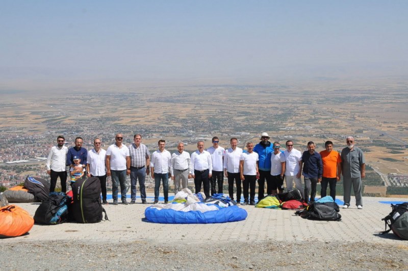 Konya'da yamaç paraşütü yarışması başladı