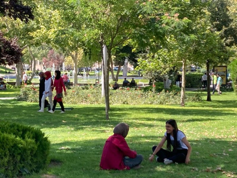 Aşırı sıcaktan bunalanlar park ve bahçelerde serinledi