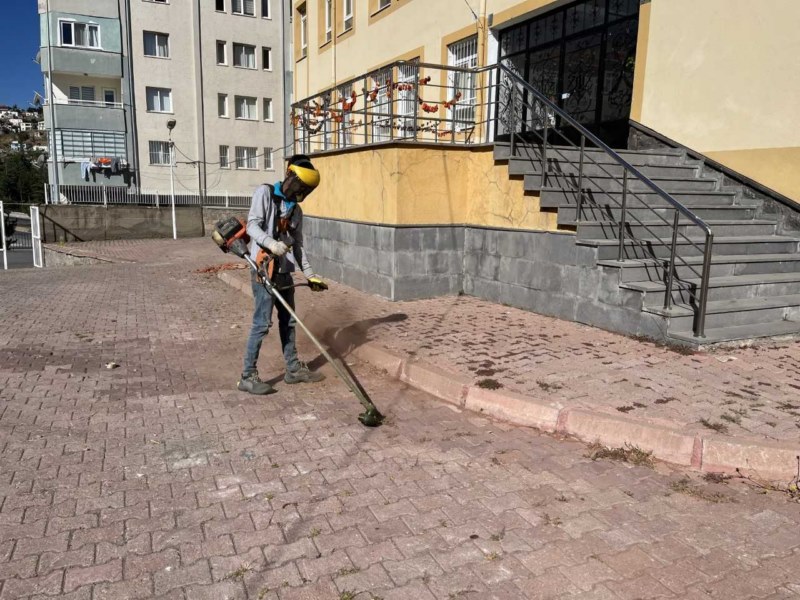 Belediye okullarda temizlik yapıyor