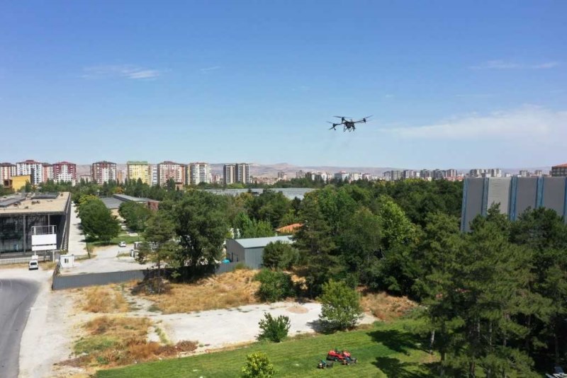 Park ve bahçeler dronla ilaçlanıyor