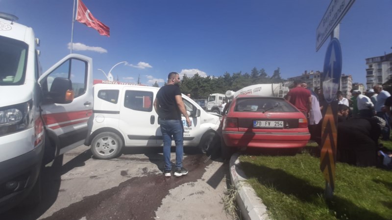 Otomobille hafif ticari araç çarpıştı: 3 yaralı