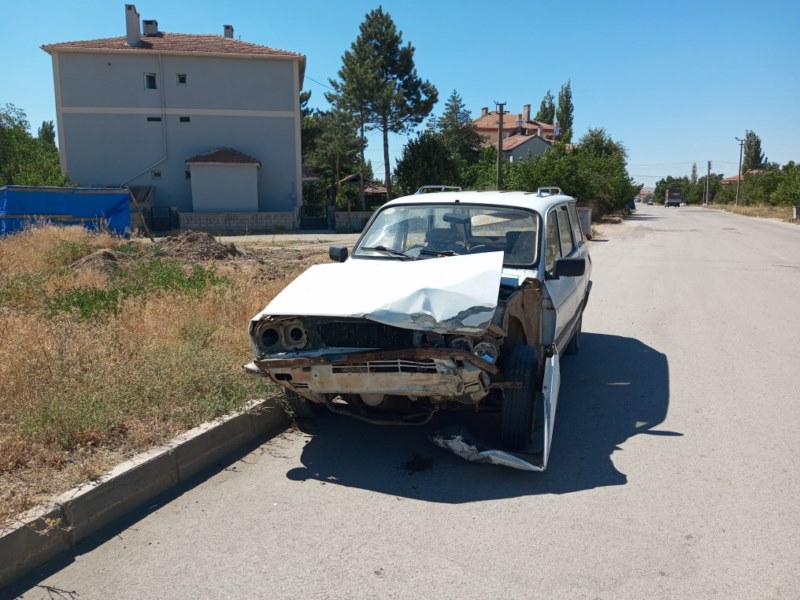 Kamyonet ile otomobil çarpıştı, 3 kişi yaralandı