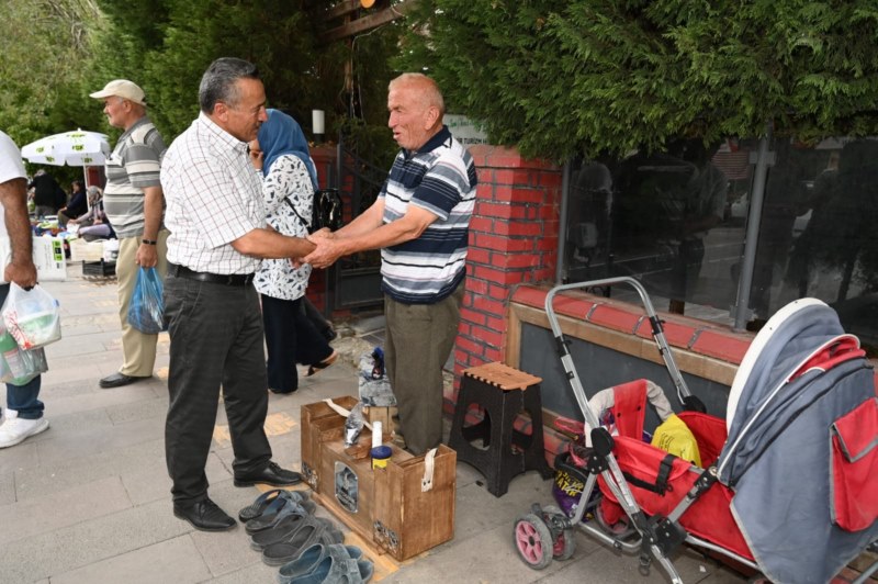 Başkan Mehmet Tutal, bir kişiye boya sandığı hediye etti