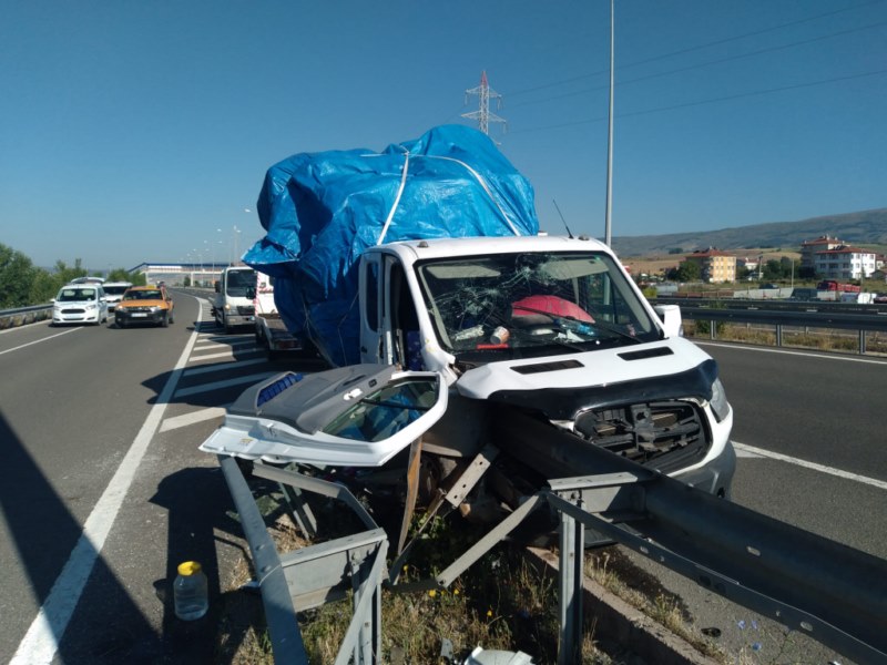 Konya'da refüje çarpan otomobilin sürücüsü kurtarılamadı