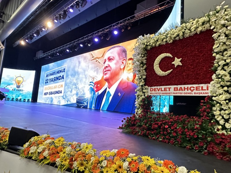 Bahçeli’den Türk bayraklı kutlama çiçeği