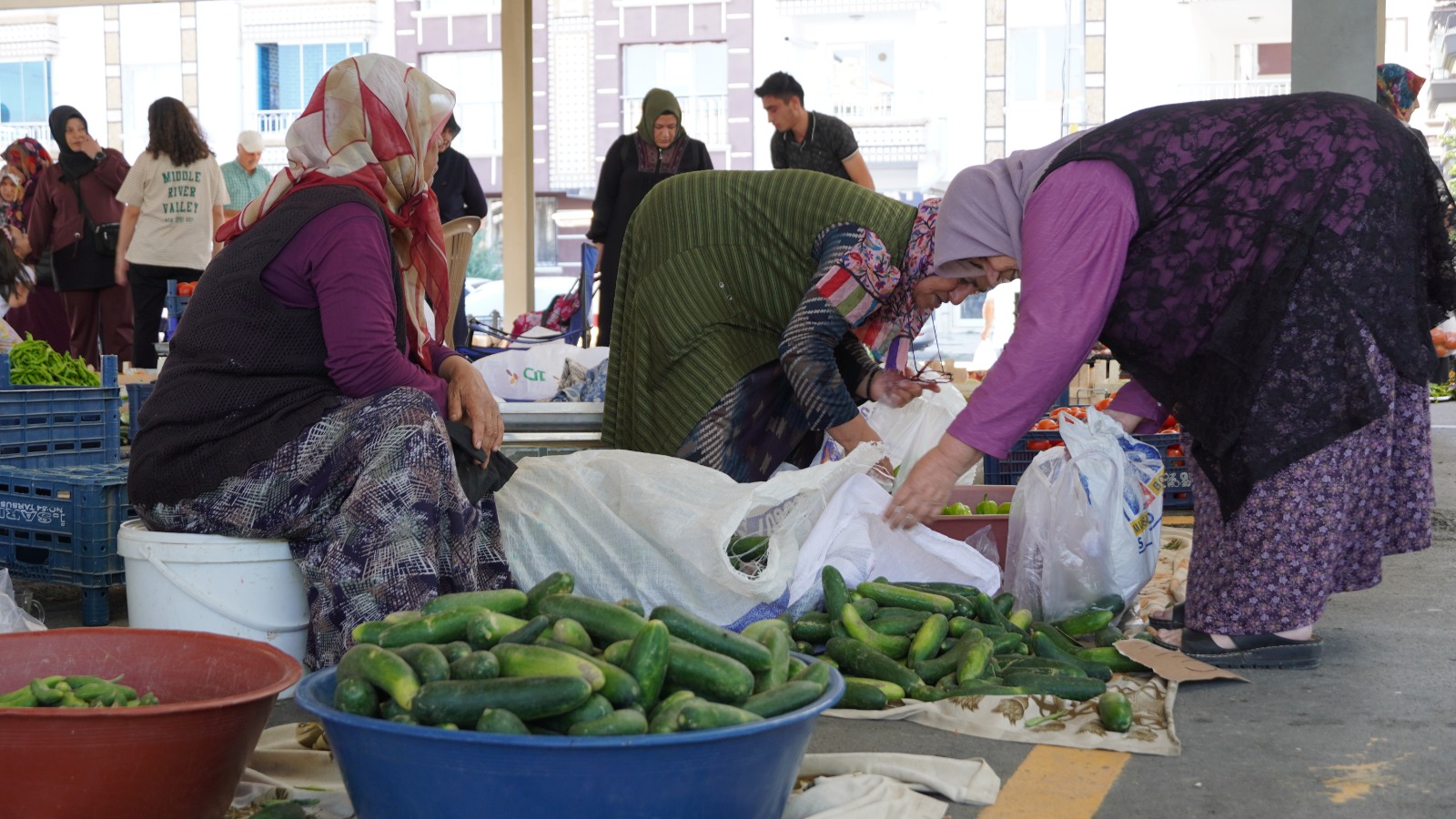 Çiftçiler, köy pazarlarında ürünlerini doğrudan tüketiciye ulaştırıyor