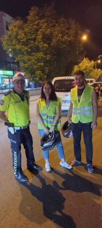 Motosiklet ve bisiklet sürücülerine reflektif yelek dağıtıldı