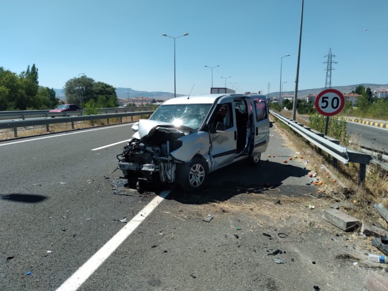 Hafif ticari aracın bariyerlere çarpması sonucu 1 kişi yaralandı