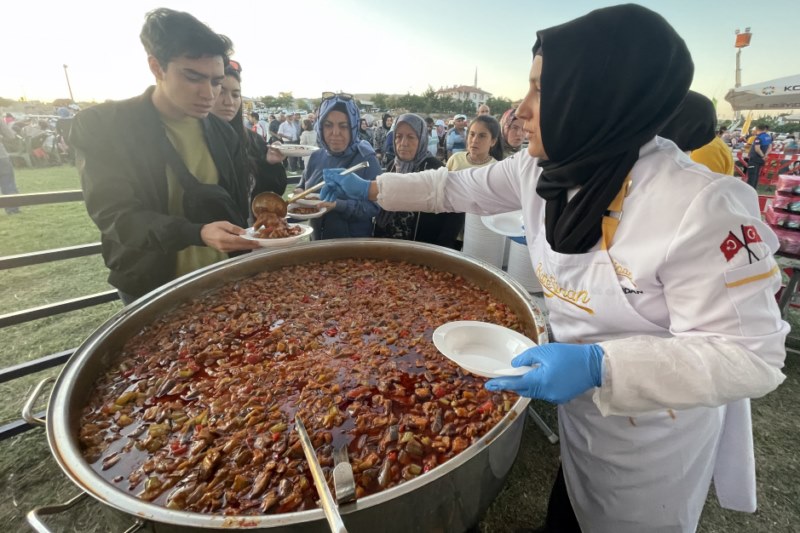 Patlıcan festivalinde yaklaşık 20 bin kişiye güveç ikram edildi