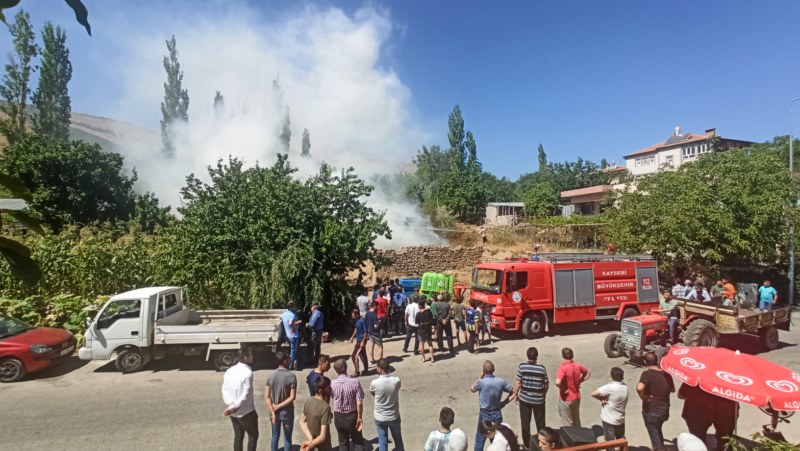 Saman balyalarının bulunduğu alanda çıkan yangın söndürüldü