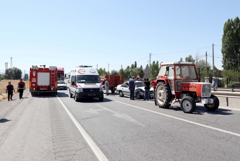 Otomobil ile traktör çarpıştı, 3 kişi yaralandı