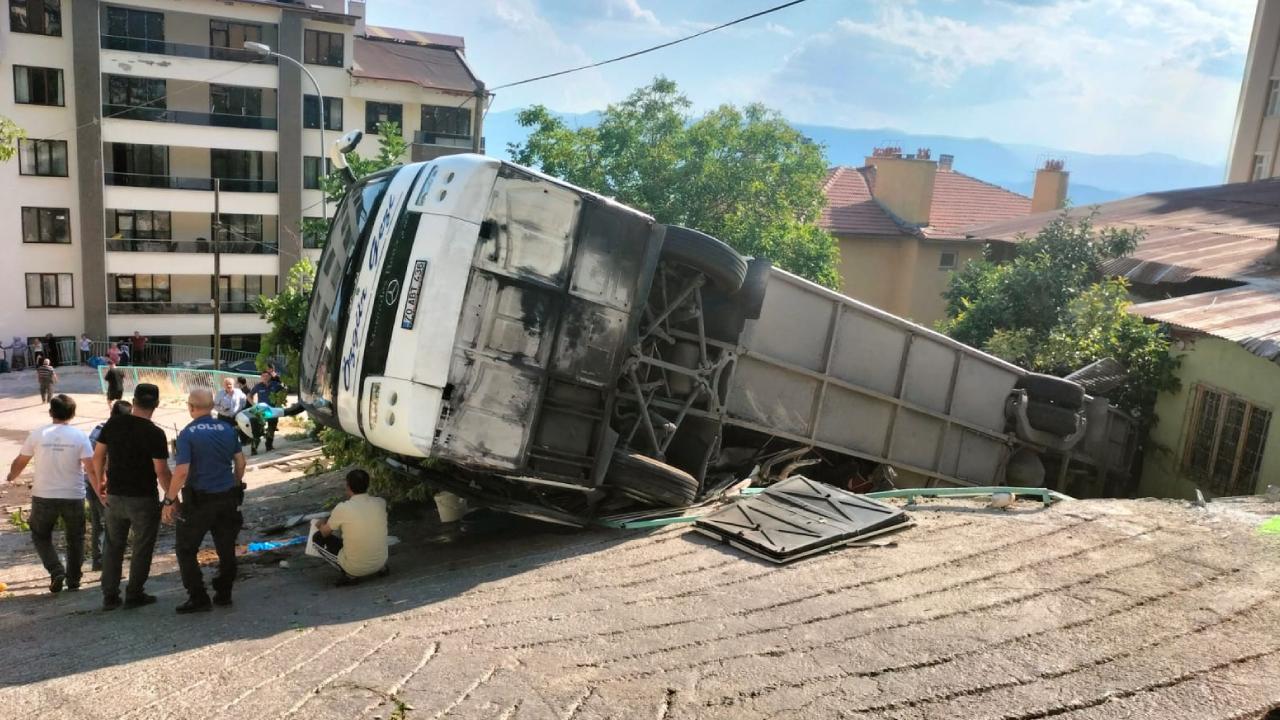 Tur otobüsü devrildi, 3'ü ağır 26 kişi yaralandı