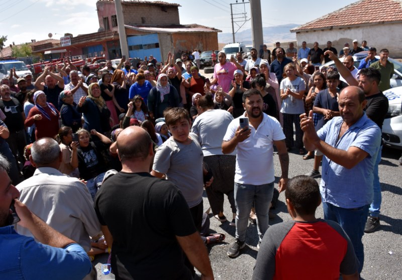 Vatandaşlar kara yoluna üst geçit yapılmasını talep etti