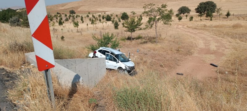 Şarampole düşen otomobildeki 3 kişi yaralandı