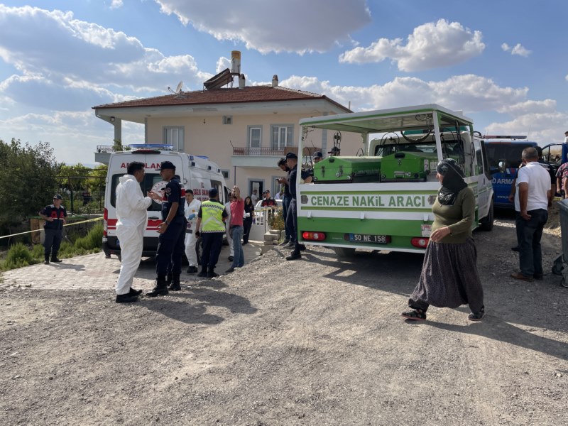 Eşini tüfekle öldürüp intihar etti