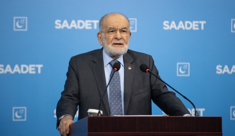 Karamollaoğlu, Zafer Bayramı'nı kutladı