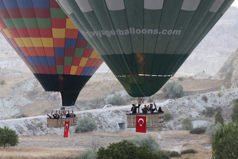 Sıcak hava balonları Türk bayraklarıyla süzüldü