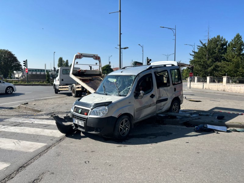 Hafif ticari araçla otomobil çarpıştı, 2 kişi yaralandı