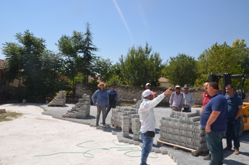 21 mahallede çevre düzenleme ve kilitli parke taşı döşeme çalışmaları yapılıyor