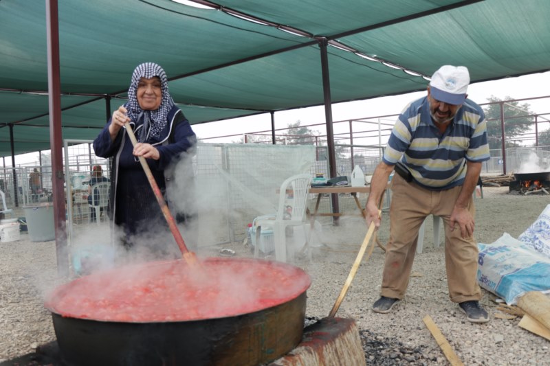 Belediyeler tarafından oluşturulan alanlarda salça kaynatılıyor