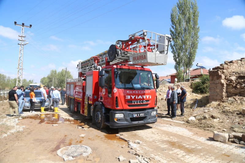 Selin ardından belediyeler bölgelerde temizlik çalışması başlattı