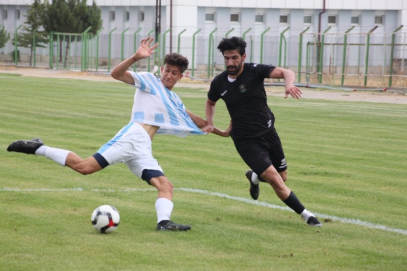 Sarayönü Belediyespor hazırlık maçında beğeni topladı