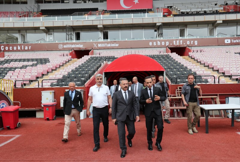 Vali Aksoy, Yeni Eskişehir Stadyumu'nda incelemelerde bulundu