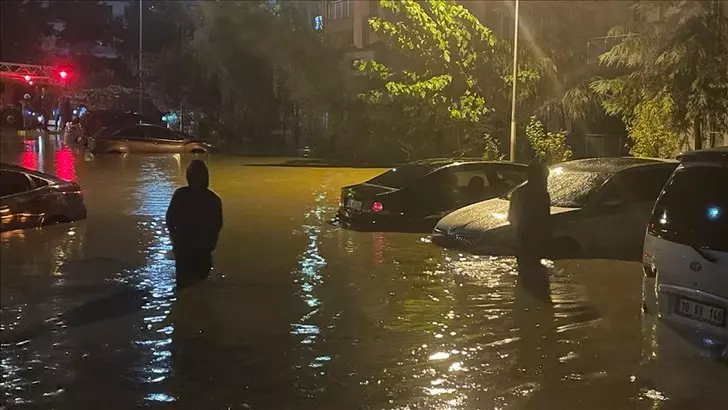 Yağışlar İstanbul'u vurdu: 2 kişi hayatını kaybetti