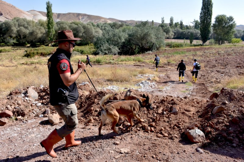 Selde kaybolan bebek için arama kurtarma çalışmalarına köpekler de dahil edildi