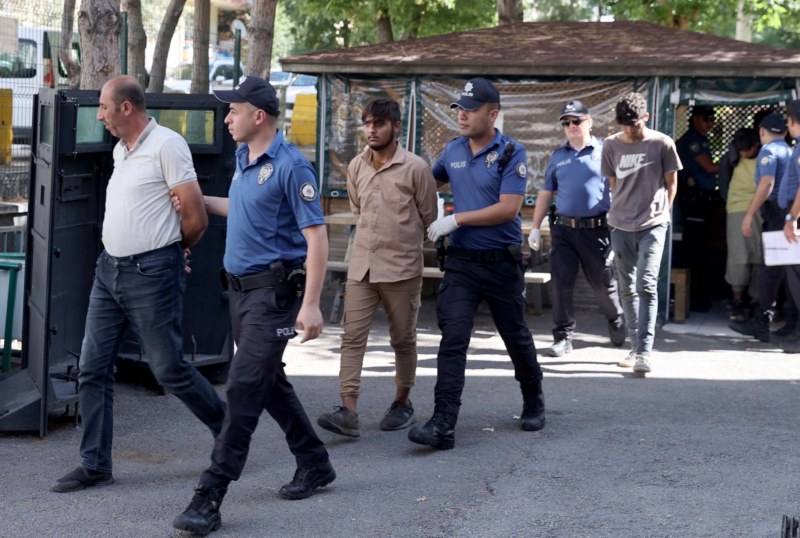 Polisin "dur" ihtarına uymayan 8 düzensiz göçmen yakalandı