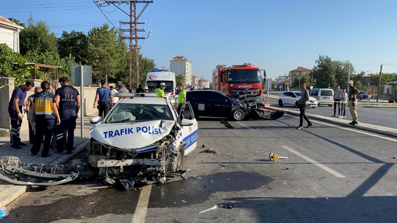 Trafik kazasında 2'si polis 3 kişi yaralandı