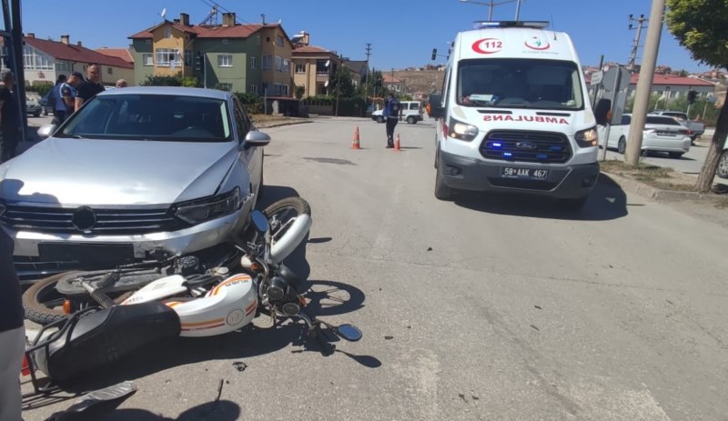 Otomobille çarpışan motosiklet sürücüsü yaralandı