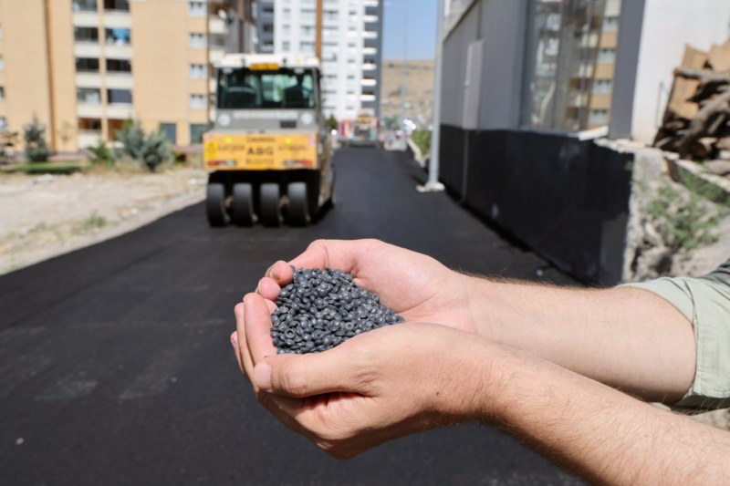 Belediye plastik atıklardan ürettiği asfaltı yolda uyguladı