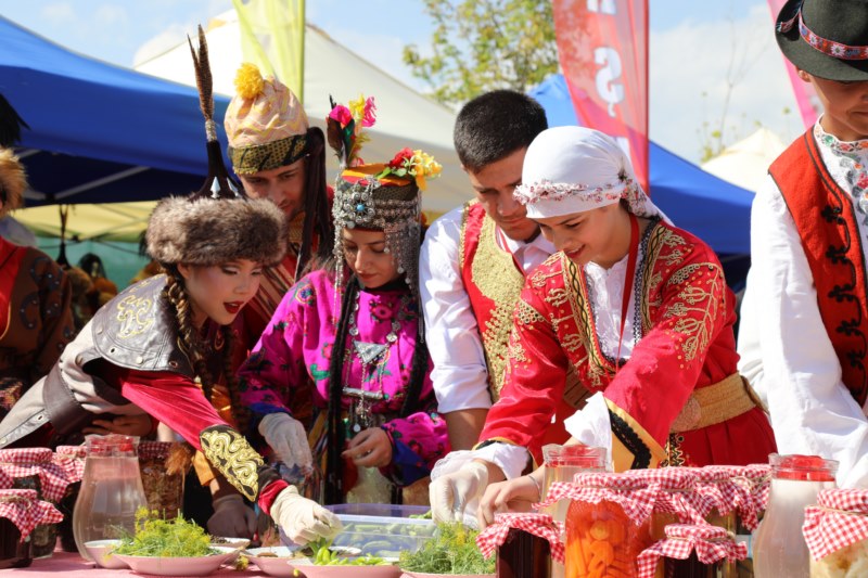 En hızlı turşu kurma ve yeme yarışması