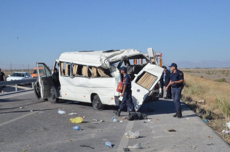 Minibüsün devrilmesi sonucu 1 kişi öldü, 10 kişi yaralandı