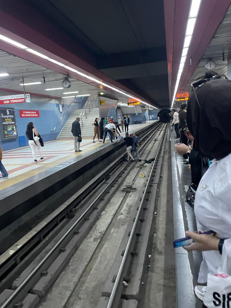 Metro raylarına düşen kadın vatandaşlarca kurtarıldı