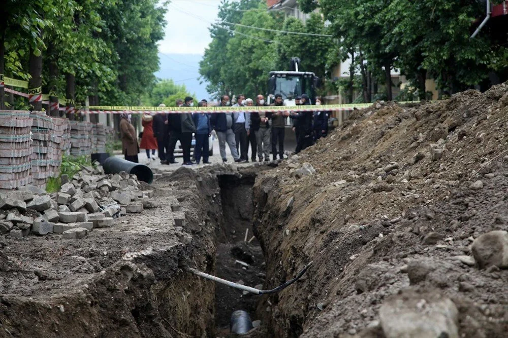 Belediyenin altyapı çalışması sırasında toprak altında kalan işçi yaralandı