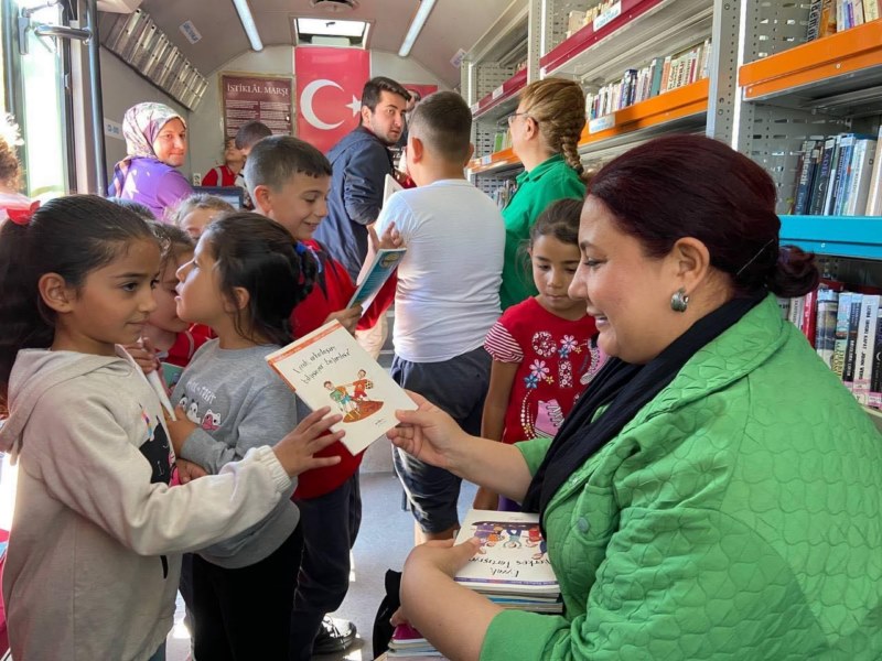 Gezici kütüphaneden köydeki çocuklara kitap