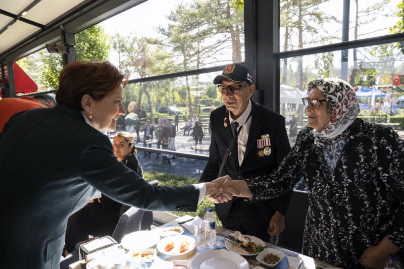 Akşener, gazilerle bir araya geldi