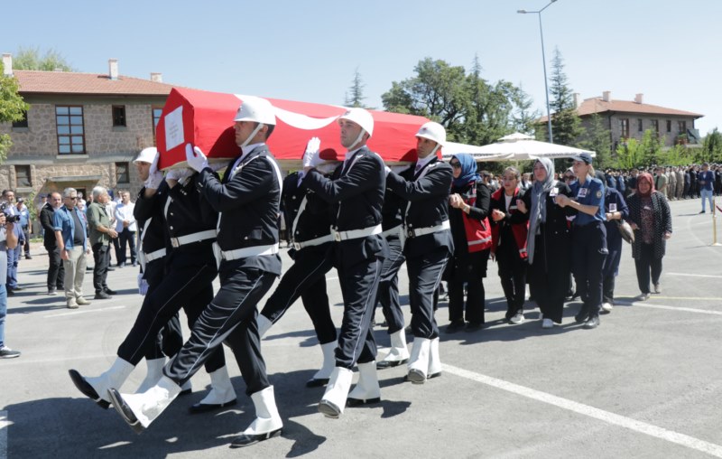 Silahlı saldırıda şehit olan polis memuru son yolculuğuna uğurlandı