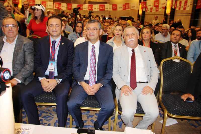 CHP, olaylı kongrede başkanını seçti